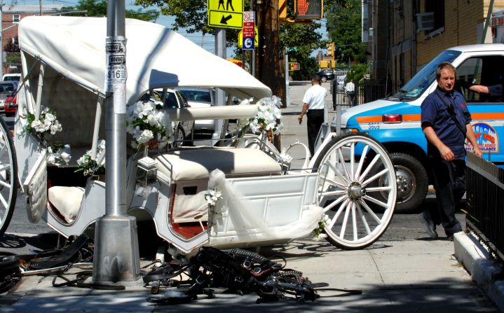 Un carruaje tirado por dos caballos en camino a recoger a un grupo de boda se destrozó cuando fue golpeado por un taxi autorizado en Brooklyn, en 2008. El conductor y los caballos resultaron heridos.