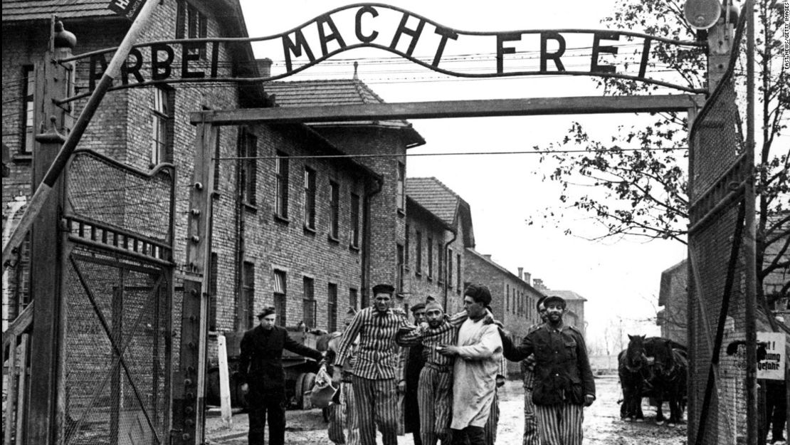 Prisioneros salen del campo de concentración durante la liberación de Auschwitz en 1945.