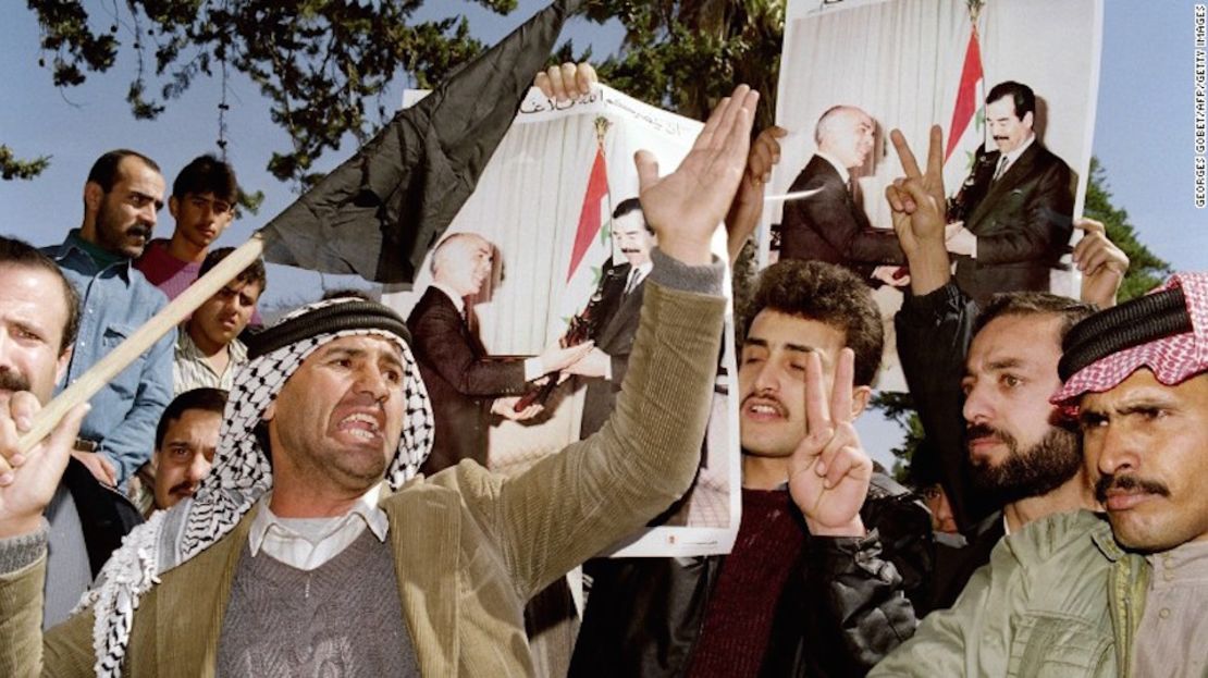 Los manifestantes gritan consignas en contra de Estados Unidos cerca de la embajada de dicho país en Amán, Jordania, el 14 de febrero de 1991, durante una manifestación en contra de los bombardeos de los aliados en un refugio subterráneo en Bagdad el 13 de febrero.