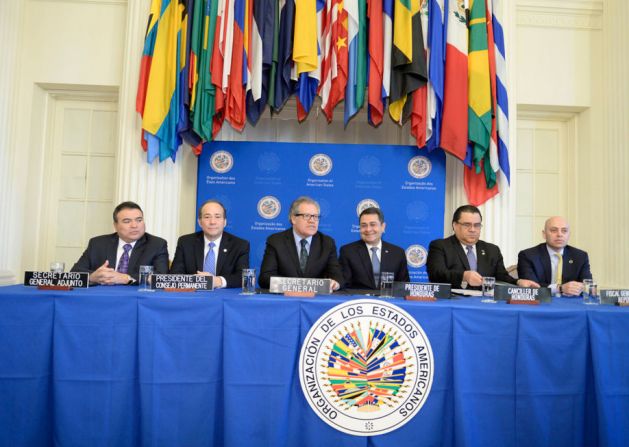 La OEA y el presidente de Honduras firmaron un acuerdo para combatir la corrupción y la impunidad en el país. Analistas esperan con escepticismo los resultados de esta medida.