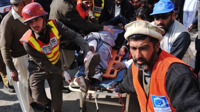 Militantes irrumpieron este miércoles en la universidad pakistaní Bacha Khan con rifles de asalto y granadas.