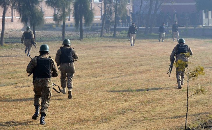 Las fuerzas de seguridad pakistaníes acudieron al campus tras el reporte de los tiroteos (A MAJEED/AFP/Getty Images).