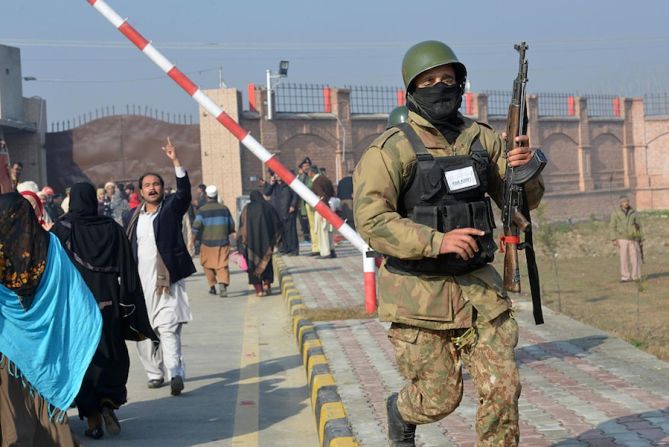 Los soldados pakistaníes lograron abatir a los militantes y tomar el control del campus (A MAJEED/AFP/Getty Images).