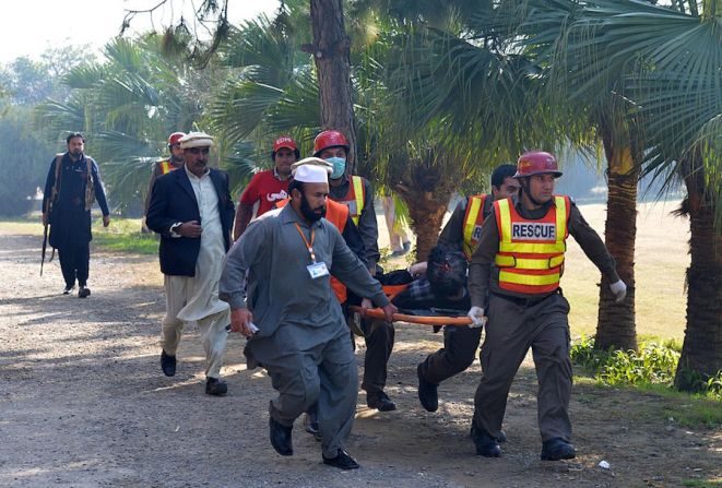 Ambulancias y trabajadores de emergencias acudieron al lugar para trasladar a los heridos (A MAJEED/AFP/Getty Images).