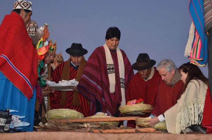 La ceremonia se llevó a cabo en Tihuanacu, a 15 kilómetros del lago Titicaca.