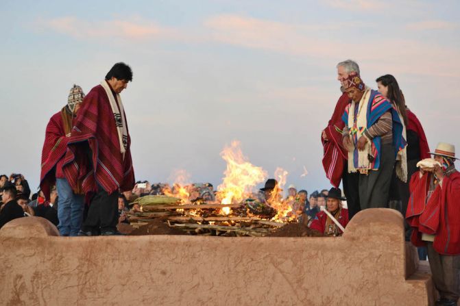 El presidente Evo Morales junto al vicepresidente Alvaro García Linera y todo el gabinete ministerial en la celebración de los 10 años de gobierno.