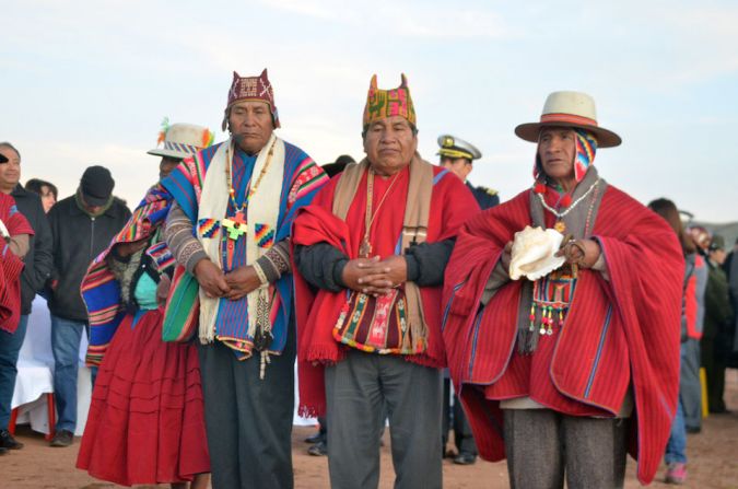 Los asistentes vistieron trajes tradicionales amautas.