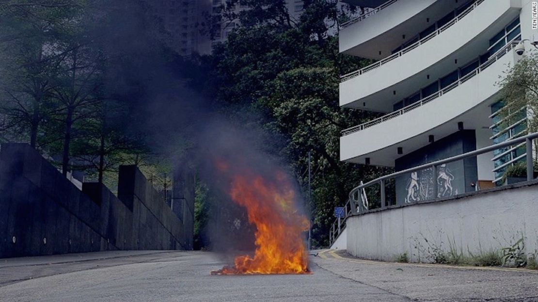 Una instantánea de "Self Immolator", en la que un hongkonés se prende fuego a modo de protesta.