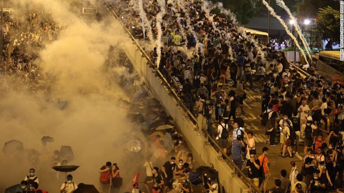 La policía dispara gas lacrimógeno contra manifestantes en pro de la democracia en Hong Kong.