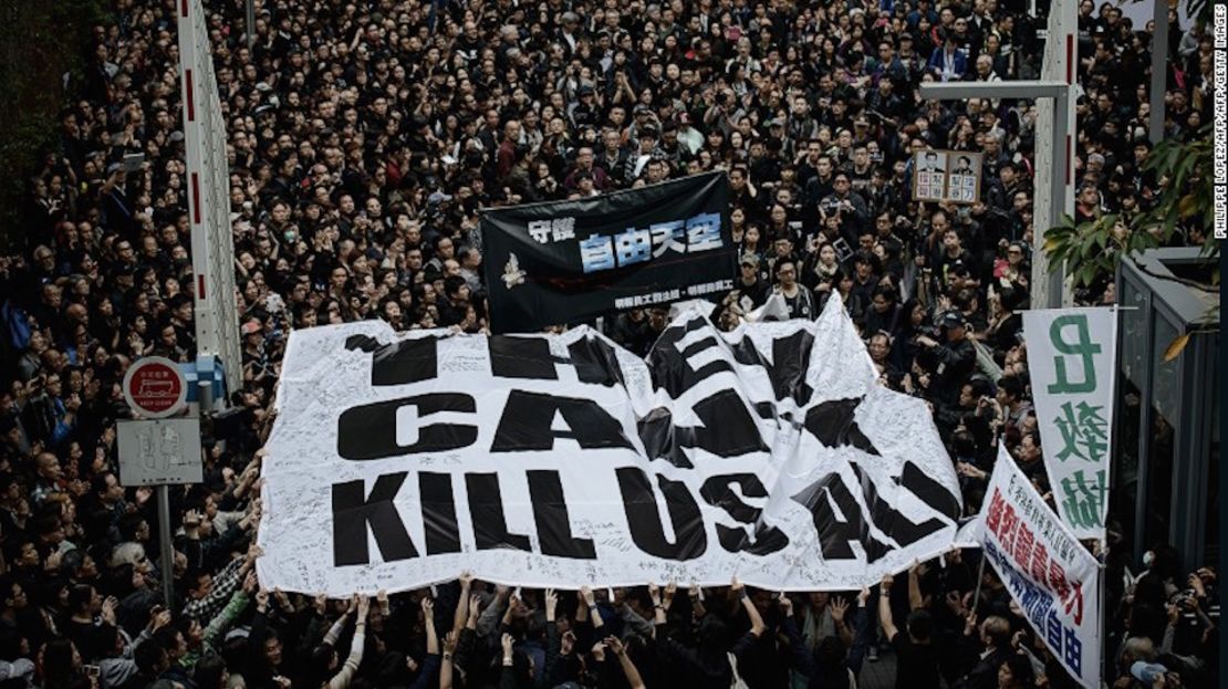 Manifestantes se congregan para apoyar la libertad de prensa en Hong Kong.