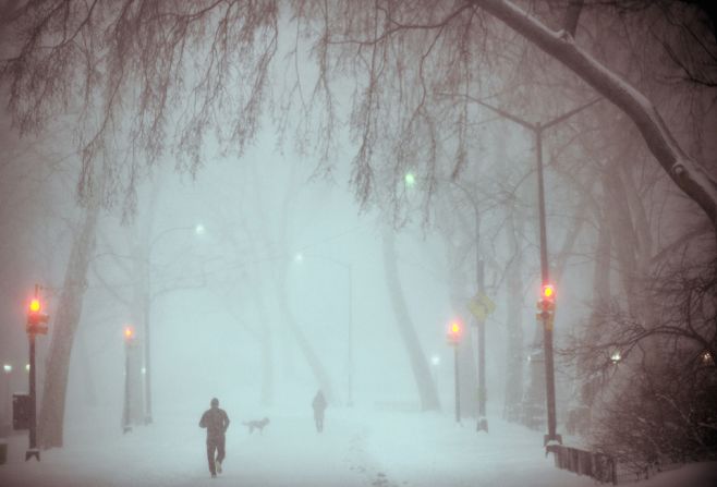 A pesar de la caída de la nieve, varias personas pasearon por el Central Park de Nueva York este sábado.