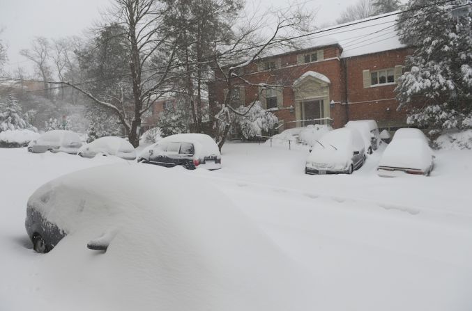 Así quedaron los coches en las calles de Washington por la supertormenta.