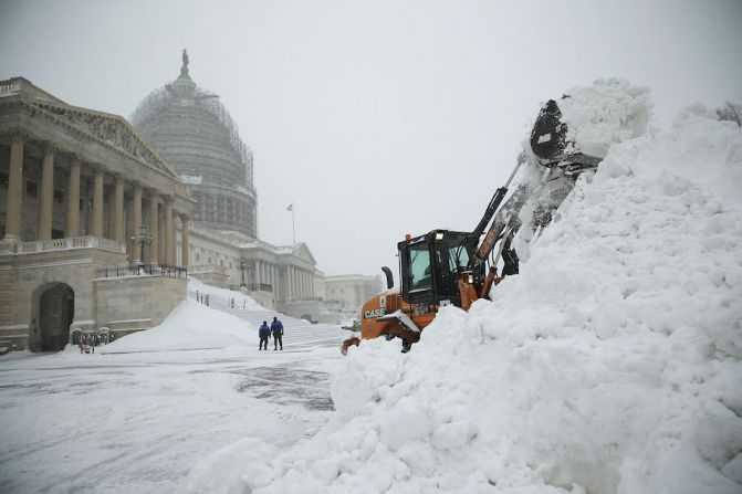 Un buldócer amontona la nieve frente al Capitolio, en Washington.