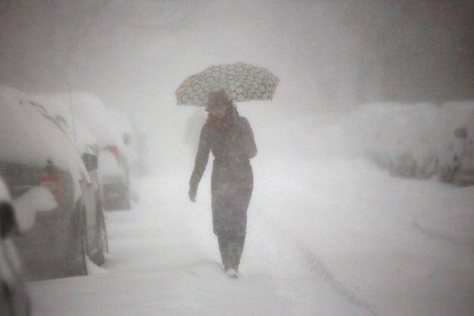 Una mujer camina por una calle de Brooklyn en plena tormenta de nieve.