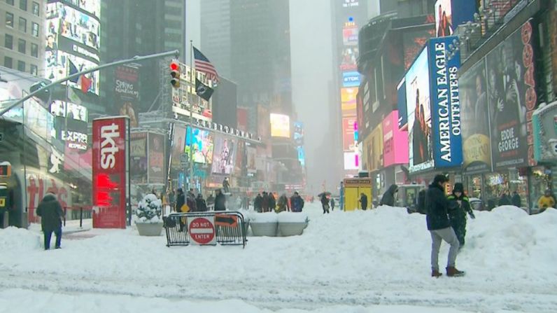 Times Square, el sábado, durante la supernevada.