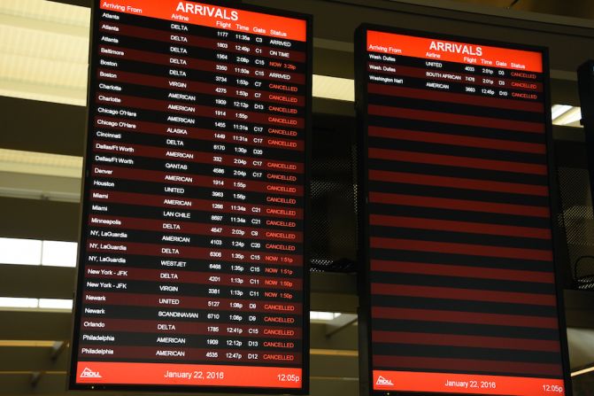 Una pizarra del aeropuerto de Raleigh-Durham muestra los vuelos cancelados por la supertormenta.