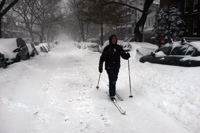 La supertormenta dejó casi un metro de nieve en algunas zonas. En Nueva York hubo quienes usaron esquís para avanzar en las calles.