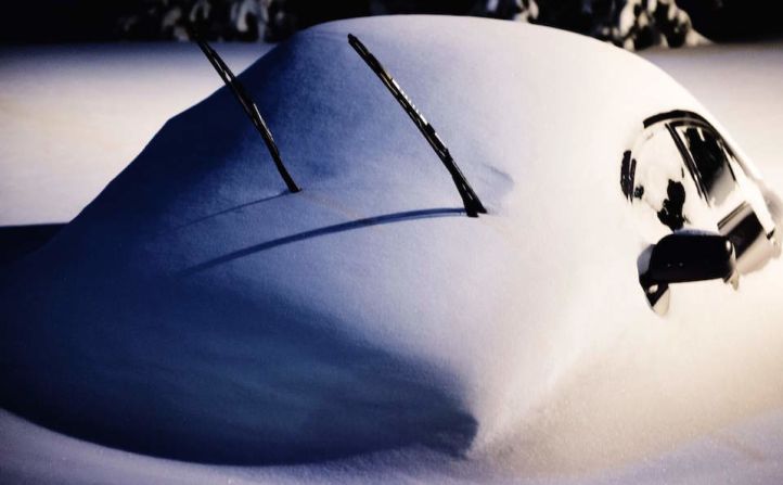 ¿Qué marca es? Un coche apenas perceptible bajo cientos de kilos de nieve, en Centreville, Virginia.