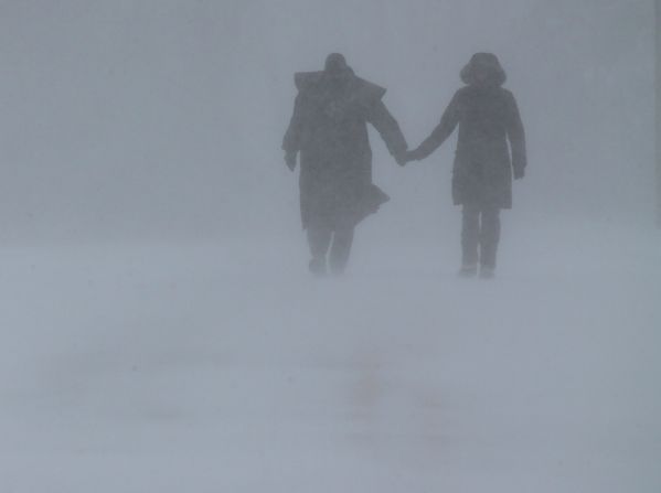 Desafiando a la tormenta. Una pareja camina tranquilamente en Owings, Maryland.