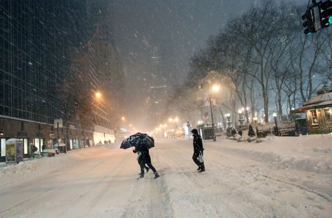 Nueva York recibió la peor nevada desde 1869, provocando varias muertes. Otras ciudades también han sufrido estragos severos.