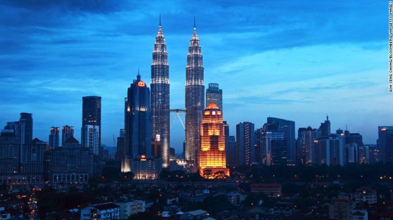 #8 y #9. Torres Petronas 1 y 2, Kuala Lumpur, Malasia El octavo rascacielos conjunto más alto siguen siendo las torres gemelas más altas del mundo. Terminado en 1996 e inaugurado en 1999, este ha sido el sitio de numerosas proezas espeluznantes. Felix Baumgartner estableció un récord mundial de lo que entonces era el salto BASE en 1999 al saltar desde una grúa para limpiar ventanas, y en 2009 el francés Alain Robert, conocido como "Spiderman" (hombre araña), subió en escalada libre hasta la cima de la Torre Dos sin equipo de seguridad... y lo hizo en menos de dos horas. Altura: 451,9 metros (1.483 pies) Niveles: 88 Arquitecto: Cesar Pelli