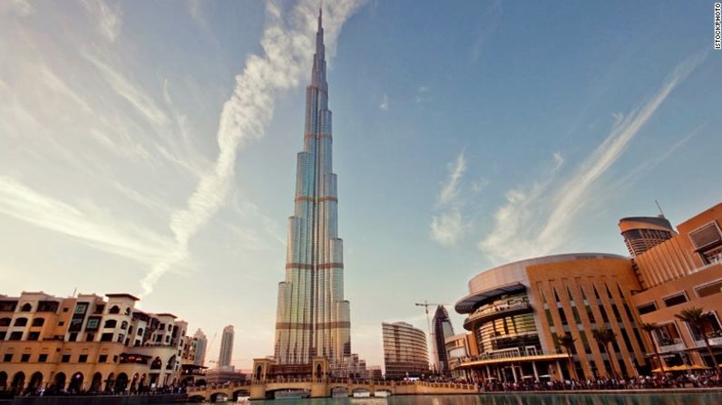 #1. El Burj Khalifa, Dubái, Emiratos Árabes Unidos Como el edificio más alto del mundo desde que fue terminado en 2010, el Burj Khalifa alza sus enormes 198 metros (650 pies) por encima de su más cercano competidor. Sin embargo, este enfrenta una amenaza de parte la Torre Yeda en Arabia Saudita... que actualmente está en construcción y que tiene esperado llegar a los 1.000 metros a un costo de 1.230 millones de dólares. Altura: 828 metros (2.717 pies) Niveles: 163 Arquitecto: Adrian Smith, SOM