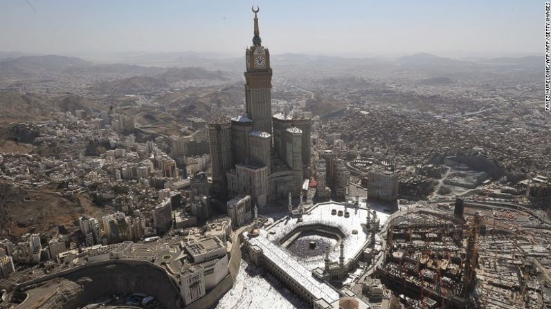 #3. Mecca Royal Clock Tower Hotel, La Meca, Arabia Saudita Situado cerca de la Gran Mezquita de la ciudad santa de La Meca, el complejo de la torre es una parte del proyecto Endowment Project de 15.000 millones de dólares del rey Abdulaziz que busca modernizar la Meca y acomodar el número de peregrinos que siempre está en aumento. Altura: 601 metros (1.972 pies) Niveles: 120 Arquitecto: Dar Al-Handasah Architects