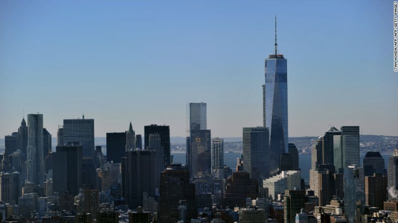 #4. One World Trade Center, Nueva York, Estados Unidos Conocida como "Freedom Tower", el One World Trade Center se levanta en parte del sitio que anteriormente estaba ocupado por las Torres Gemelas. Según Forbes, este es el edificio más alto del hemisferio occidental, y tiene un costo de 3.900 millones de dólares, según Forbes. Altura: 541,3 metros (1.776 pies) Niveles: 94 Arquitecto: David Childs y Daniel Libeskind