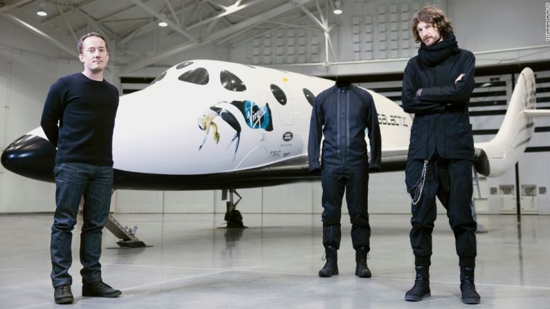 Lawrence Midwood (a la derecha) –director de diseño de Y-3–, y Adam Wells (a la izquierda) –jefe de diseño de Virgin Galactic– presentaron los prototipos el pasado 14 de enero.