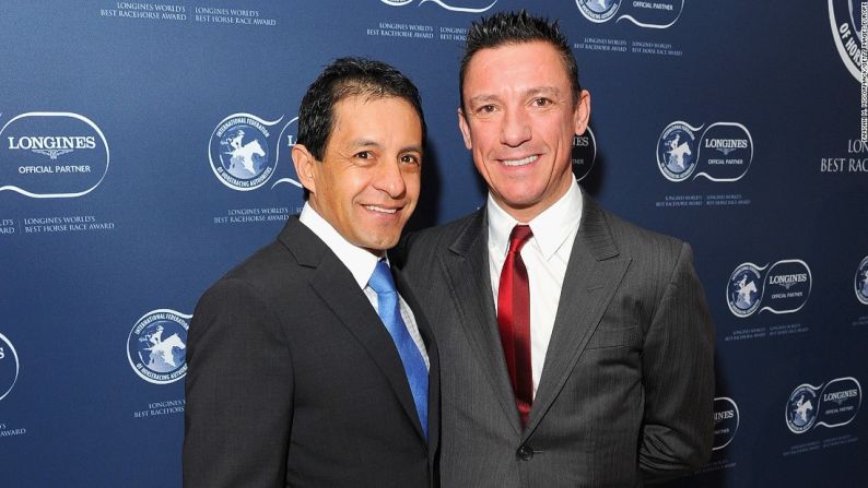 Víctor Espinoza y Frankie Dettori posan para una foto en los Premios para el Mejor Caballo de Carreras del Mundo de Longines. Dettori tuvo un año estelar en la silla de montar al conducir a Golden Horn a la victoria en el Epsom Derby y en el Premio del Arco del Triunfo en 2015. "Mi mejor año desde 1996", le dijo Dettori a CNN.