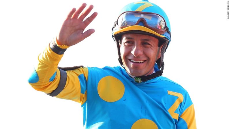 "El desafío más grande de los tres fue el Kentucky Derby", explica Espinoza. "Después de eso, no sabes lo emocionado que estaba porque yo sabía que tenía un ganador de la Triple Corona. Quiero decir... muchas cosas pueden salir mal, ¡pero muchas cosas pueden salir bien!", y así sucedió.