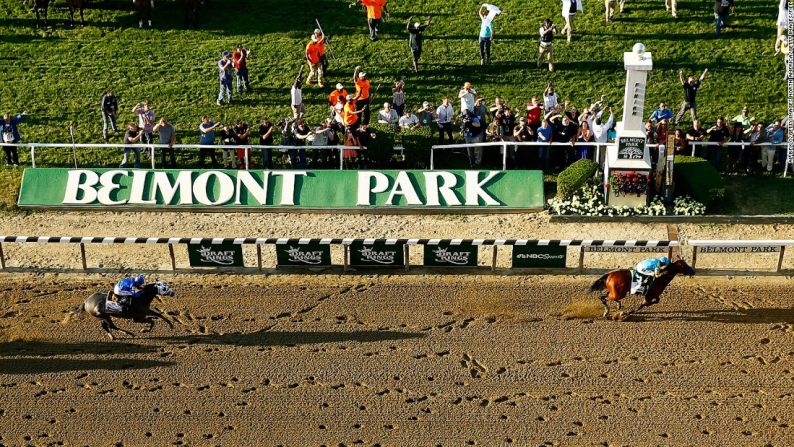 6 DE JUNIO DE 2015: Para deleite de la multitud y de millones que lo ven por televisión, Espinoza cabalga a American Pharoah a la primera Triple Corona en 37 años. La tensión antes de la carrera fue intensa, pero Espinoza siempre se vio seguro de sí mismo.