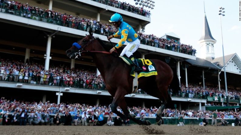 2 DE MAYO DE 2015: El inicio de un año increíble para American Pharoah y su equipo. El jockey Víctor Espinoza celebra su segundo Derby de Kentucky consecutivo.