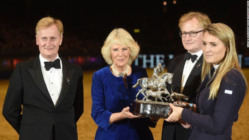 Mendoza culminó un increíble 2015 aceptando el Raymond Brooks-Ward Memorial Trophy de Camila, duquesa de Cornwall, en la Feria Internacional del Caballo en el Olympia Exhibition Center.