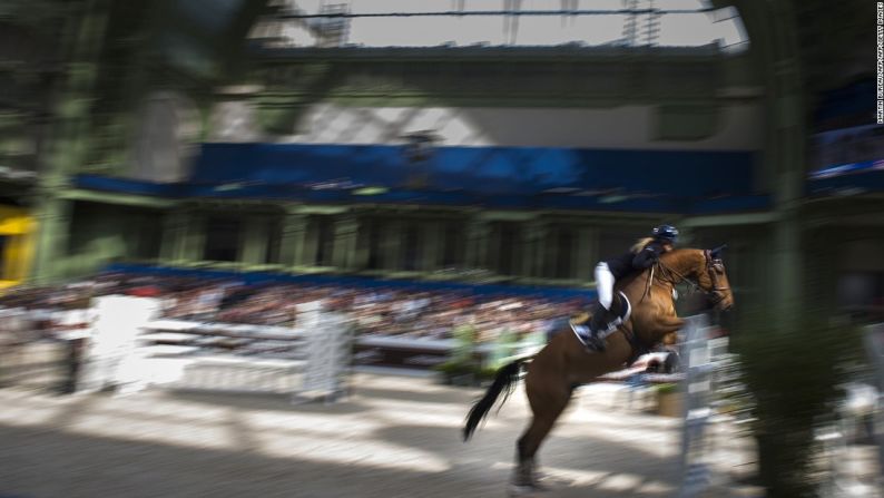 Mendoza, de 19 años de edad, fue la jinete más joven en representar al equipo británico en los Campeonatos Europeos en casi 40 años.