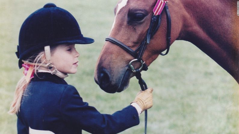 Mendoza con su pony. "Estuve fuera durante bastante tiempo —varios meses en realidad— y realmente quería regresar a montar", recuerda. "Regresé antes de que me lo permitieran, y eso demostró lo mucho que quería hacerlo".