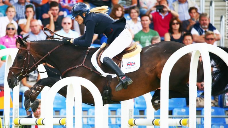 Superó una seria lesión a la edad de 10 años después de caer de su caballo para convertirse en una de las jinetes más talentosas en el circuito ecuestre.