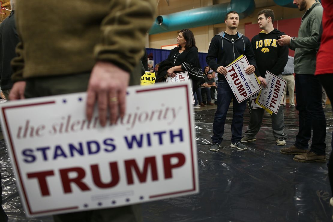 Partidarios de Donald Trump esperan la llegada del precandidato republicano en la Universidad de Iowa el 26 de enero de 2016.