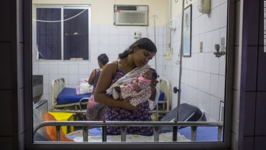 Cleane Serpa carga a su primo de un mes de nacido en un hospital de Recife. El bebé nació con microcefalia.