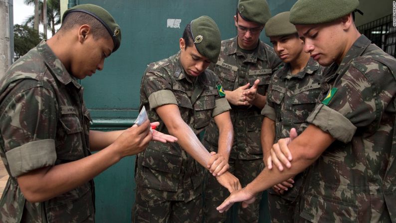 Soldados brasileños se aplican repelente mientras se prepara para una operación de limpieza en Sao Paulo el 20 de enero. Más de 220.000 militares participarán en operativos contra el virus.