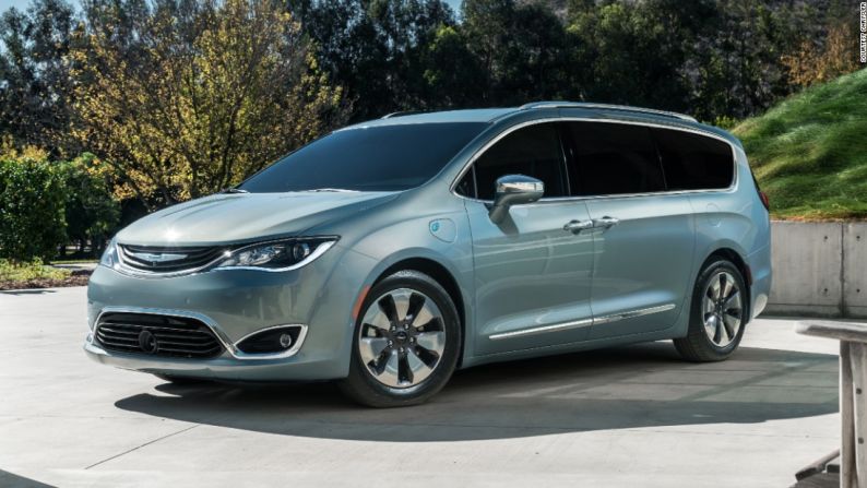 Irina Zavatski, gerente de diseño en Fiat Chrysler Autos – Ella acaba de trabajar en el Chrysler Pacifica de 2017. "La mejor sensación es cuando ves personas conduciendo tu auto. Si eres un pintor o un escultor, las personas tienen que ir a una galería para ver tu trabajo. Pero si eres un diseñador de autos, ellos ven tu trabajo todo el día, por todos lados".