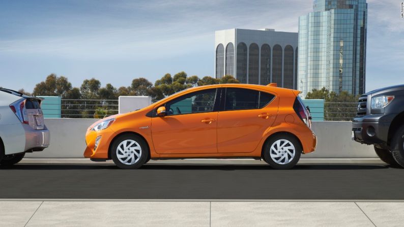 Janis Ambrose Shard, gerente de planificación en Toyota – A ella le encanta el color habanero que está disponible para el Toyota Prius C: "Realmente peleé mucho por eso. Eso fue hace cinco años, y fue importante recibir la aprobación para usar este color anaranjado cremoso en este lindo y pequeño auto. Sin embargo, ahora, con el Prius C de 2016, el color ha evolucionado hasta convertirse en un anaranjado incluso más encendido al que llamamos "Tangerine Spalsh Pearl".