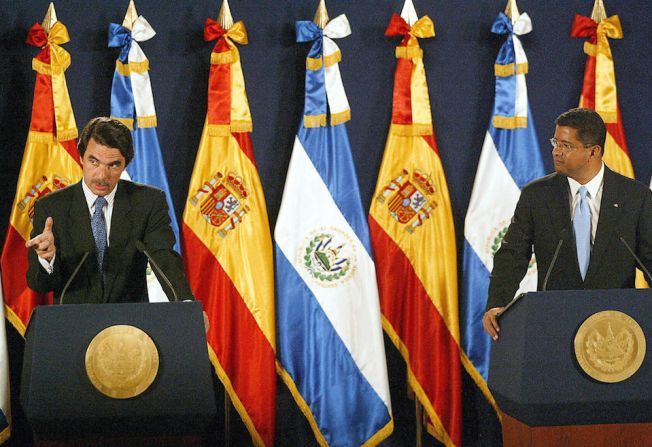 Francisco Flores y José María Aznar durante una conferencia de prensa el 8 de julio de 2003. en el marco de una cumbre de mandatarios de Centroamérica, en la que también participó el entonces presidente del gobierno español. Crédito: YURI CORTEZ/AFP/Getty Images)