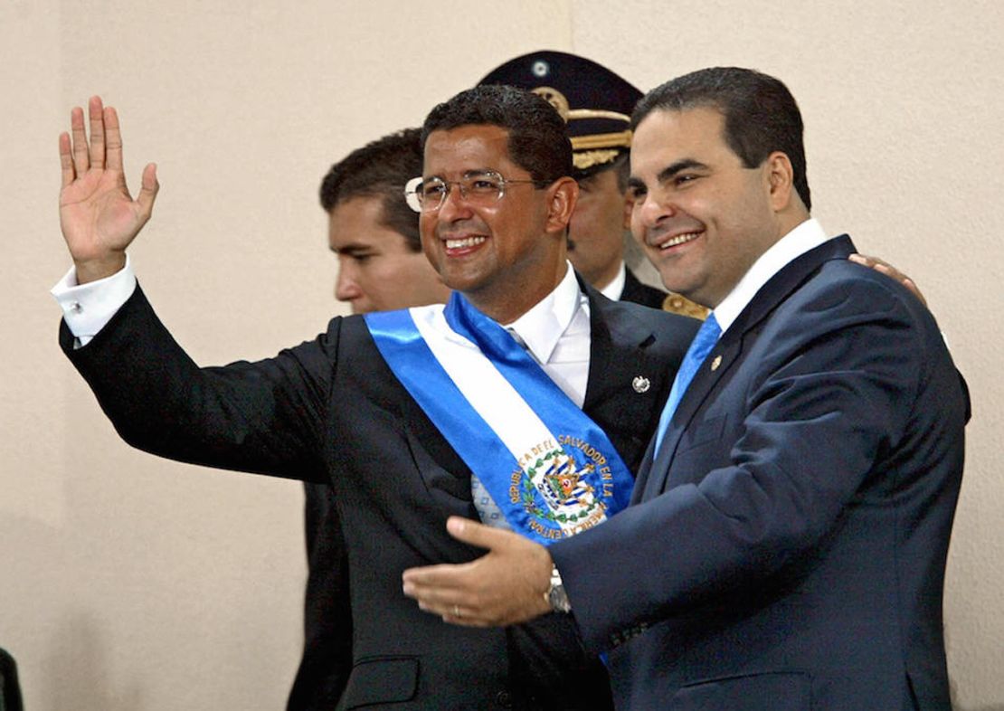Francisco Flores (izquierda) y el entonces electo presidente de El Salvador Elías Antonio Saca, el 1 de junio del 2004. (FOTO: YURI CORTEZ/AFP/Getty Images).