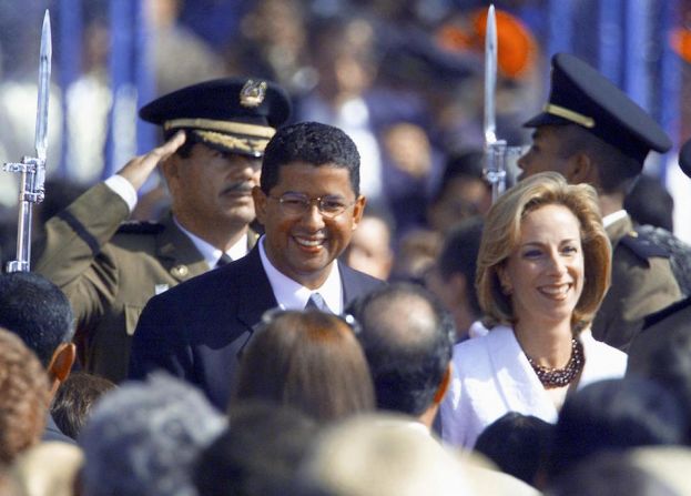 El expresidente de El Salvador, Francisco Flores y su esposa Lourdes, ingresan al Estadio Nacional de Managua, el 10 de Enero del 2002, para asistir a la ceremonia de Transmisión de Mando Presidencial, en la cual Enrique Bolaños asumió la presidencia de Nucaragua.