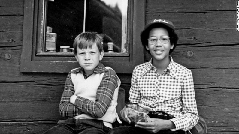 Teege posa con su hermano adoptivo en Munich en 1970.