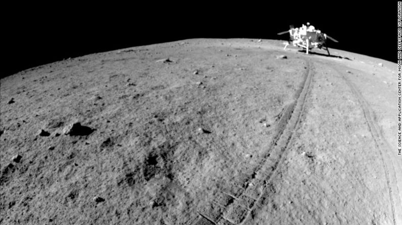 Marcas del robot Jade Rabbit sobre la superficie lunar, con la nave Chang'e 3 al fondo.