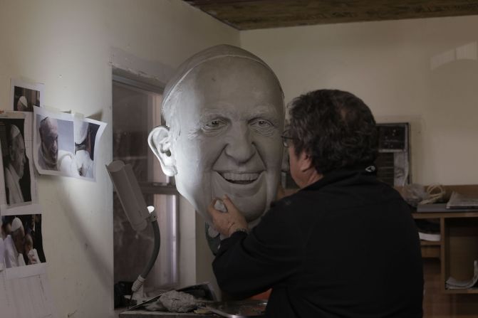 El arista Pedro Francisco Rodríguez trabaja en una escultura del papa Francisco en Ciudad Juárez, en el estado de Chihuahua, para recibir al pontífice quien llegará en una visita de 6 días por México en la segunda parte de su gira por América Latina.