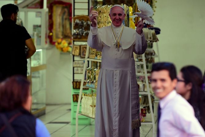 Una imagen del papa Francisco en una tienda cerca a la Basílica de Guadalupe en Ciudad de México.