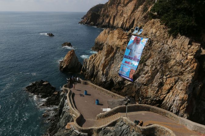 Un poster gigante ubicado en un acantilado en Acapulco le da la bienvenida al Papa Francisco.